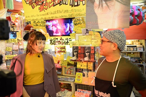 東京・ヴィレッジヴァンガード下北沢店を訪れたコムアイ（左）。