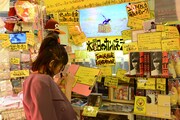 東京・ヴィレッジヴァンガード下北沢店を訪れたコムアイ。