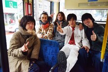 山崎賢人（右から2番目）と黒猫チェルシー。