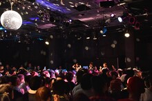 開演前のフロアを盛り上げるDJ Terryとアイドルネッサンス。