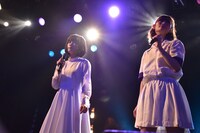 「ひとりぼっちのラビリンス」を歌う石野理子（左）とminan（右）