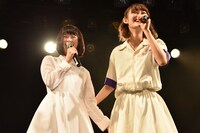 緊張する2人きりのパフォーマンスを終えてひと安心の石野理子（左）とminan（右）。