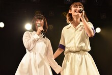 緊張する2人きりのパフォーマンスを終えてひと安心の石野理子（左）とminan（右）。
