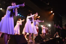 ラップバトルを繰り広げるアイドルネッサンスとlyrical school。