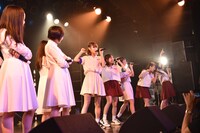 ラップバトルを繰り広げるアイドルネッサンスとlyrical school。