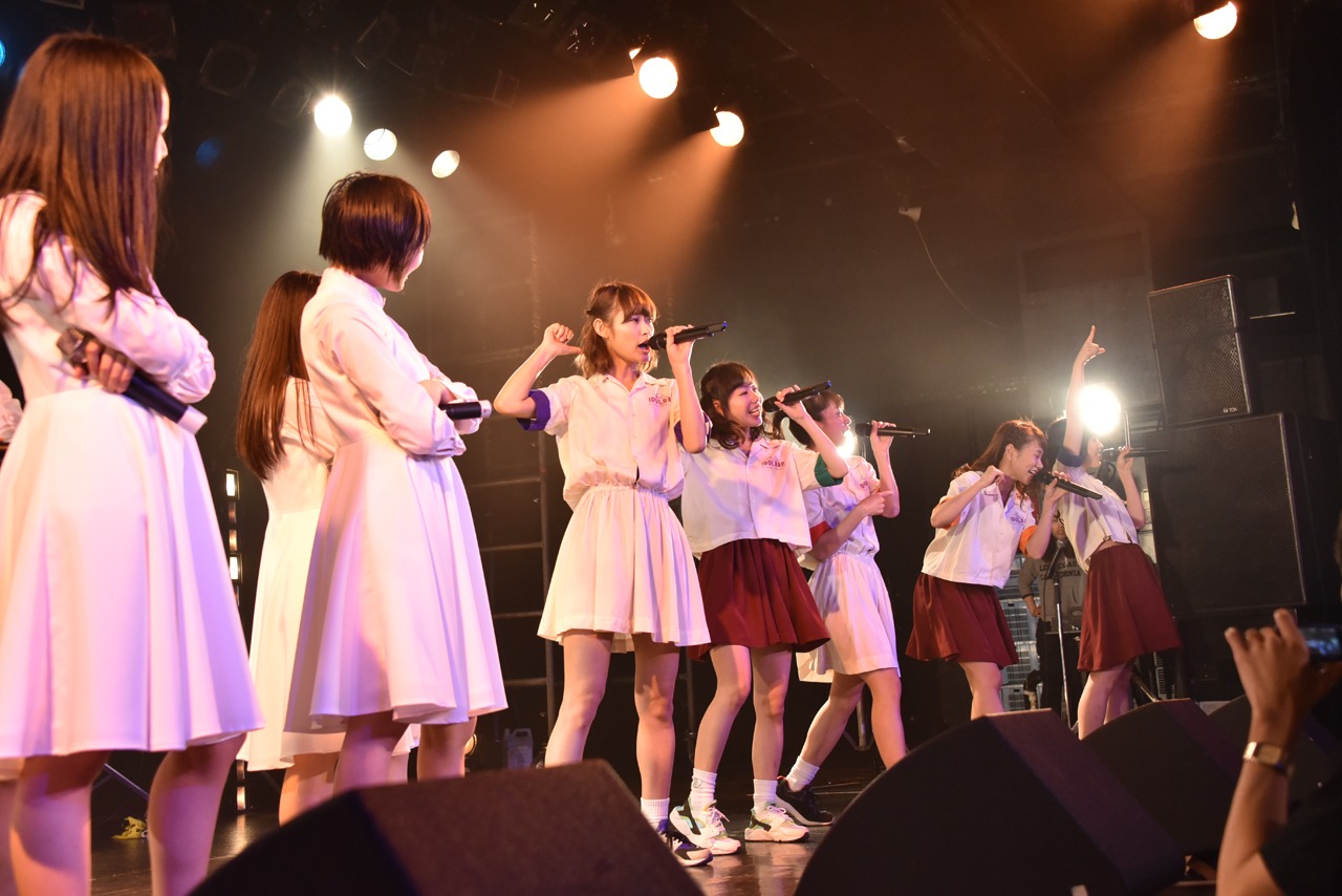 ラップバトルを繰り広げるアイドルネッサンスとlyrical school。