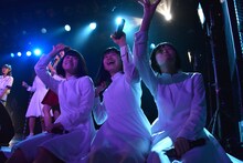 ステージの端に座るアイドルネッサンスの石野理子、原田珠々華、野本ゆめか（左から）。