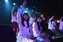 ステージの端に座るアイドルネッサンスの比嘉奈菜子（左）と新井乃亜（右）。