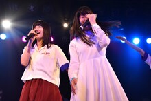 寄り添うayaka（左）と照れる宮本茉凜（右）。