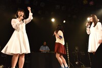 ブブゼラの音でテンションが上がる石野理子（左）。