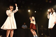 ブブゼラの音でテンションが上がる石野理子（左）。