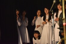 ステージ袖でlyrical schoolのパフォーマンスを見学するアイドルネッサンス。