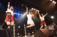 ジャンプするhime、mei、ami（左から）。