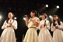 左から百岡古宵、mei、野本ゆめか、比嘉奈菜子。