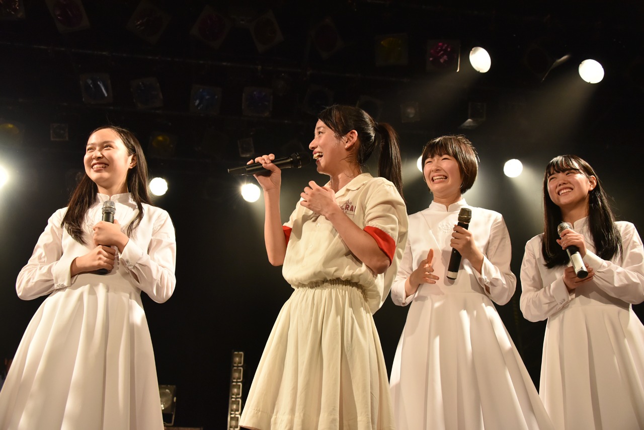 左から百岡古宵、mei、野本ゆめか、比嘉奈菜子。