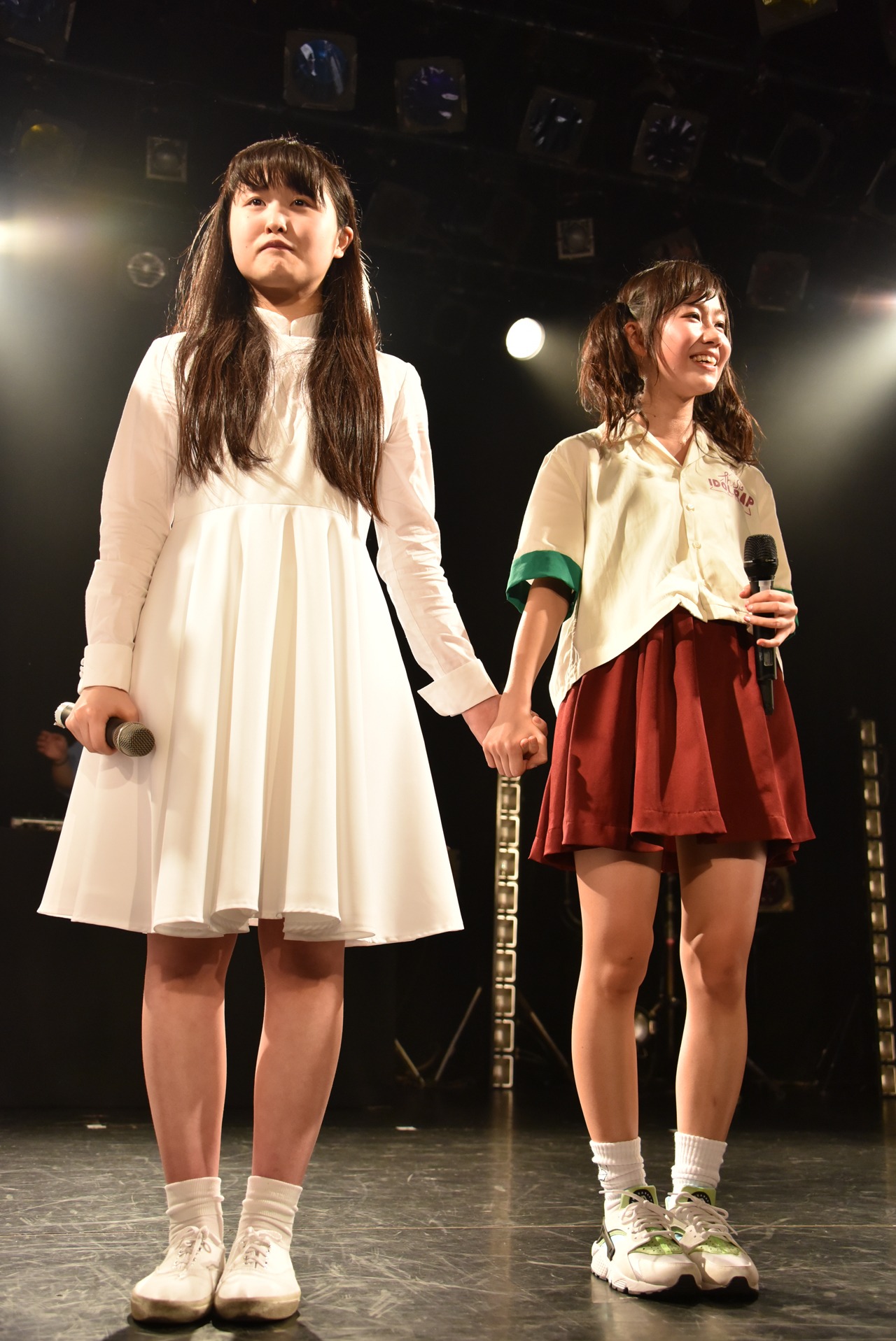 手をつなぐ新井乃亜（左）とhime（右）。
