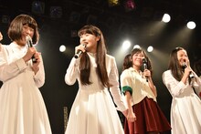 パフォーマンスの時間になってもなかなか手を離そうとしない新井乃亜（左から2番目）とhime（右から2番目）。