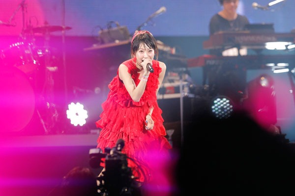 「LiVE is Smile Always～NEVER ENDiNG GLORY～」の様子。（Photo by hajime kamiiisaka）