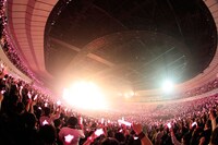 「LiVE is Smile Always～NEVER ENDiNG GLORY～」の様子。（Photo by hajime kamiiisaka）