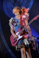 「LiVE is Smile Always～NEVER ENDiNG GLORY～」の様子。（Photo by hajime kamiiisaka）