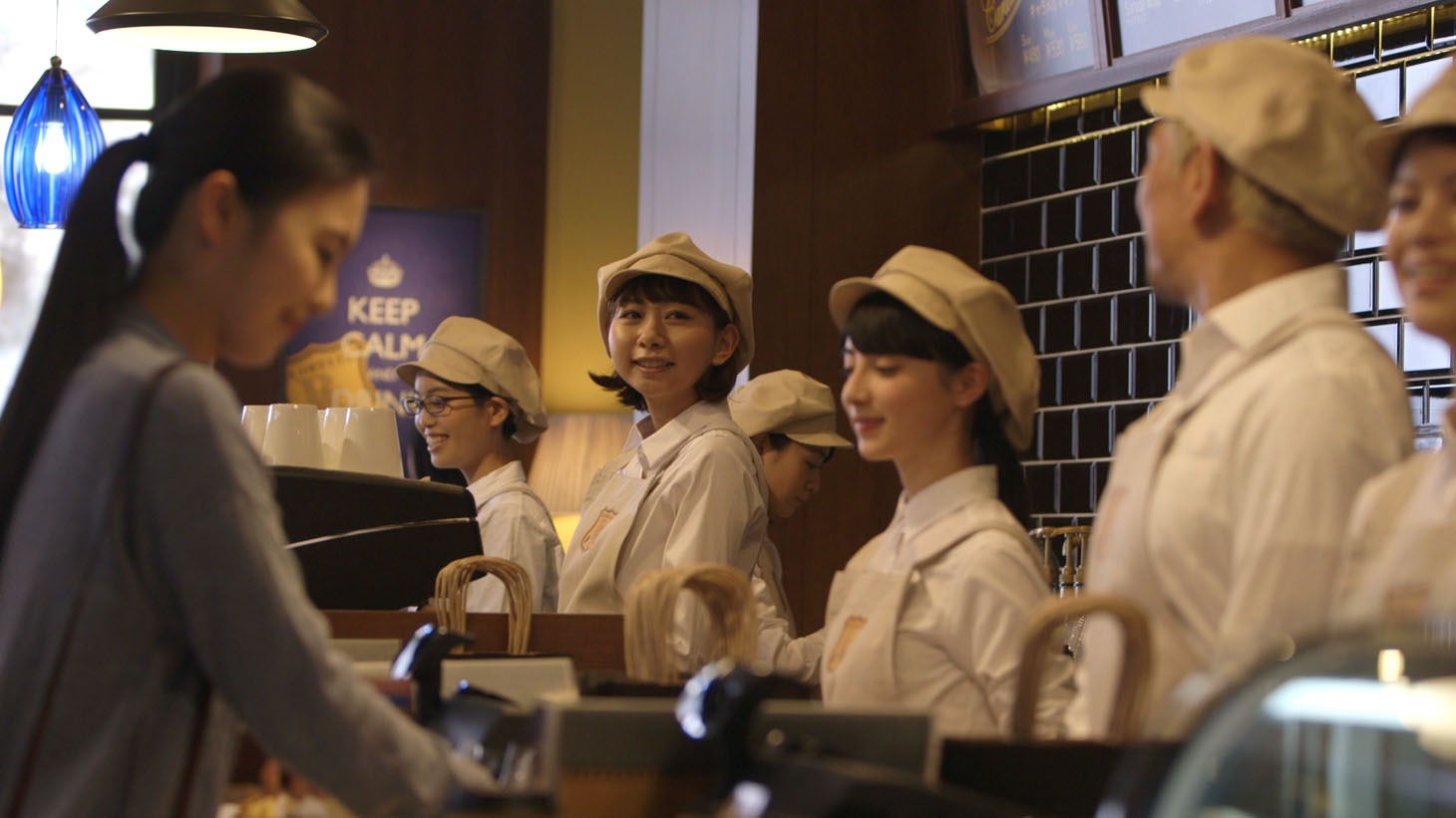 「コーヒーショップ」編のワンシーン。