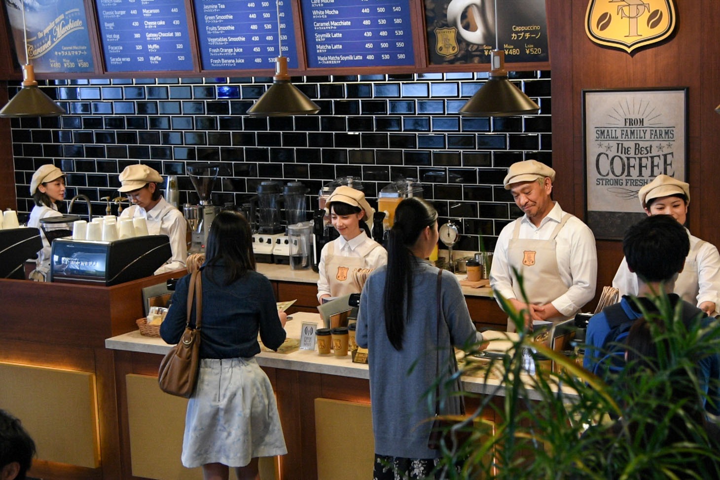 「コーヒーショップ」編の撮影の様子。