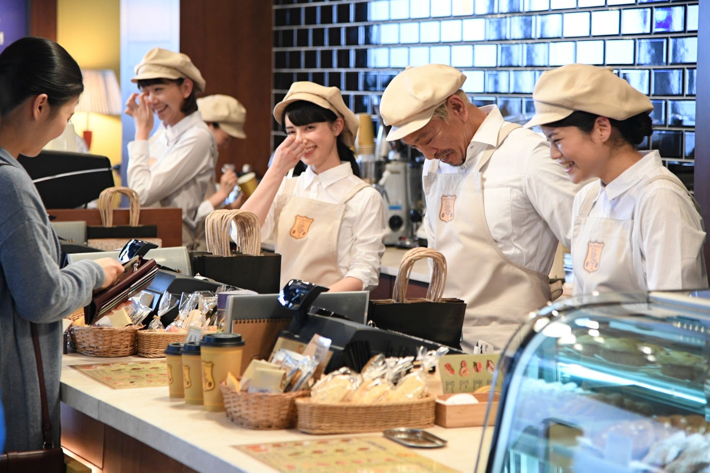 「コーヒーショップ」編の撮影の様子。