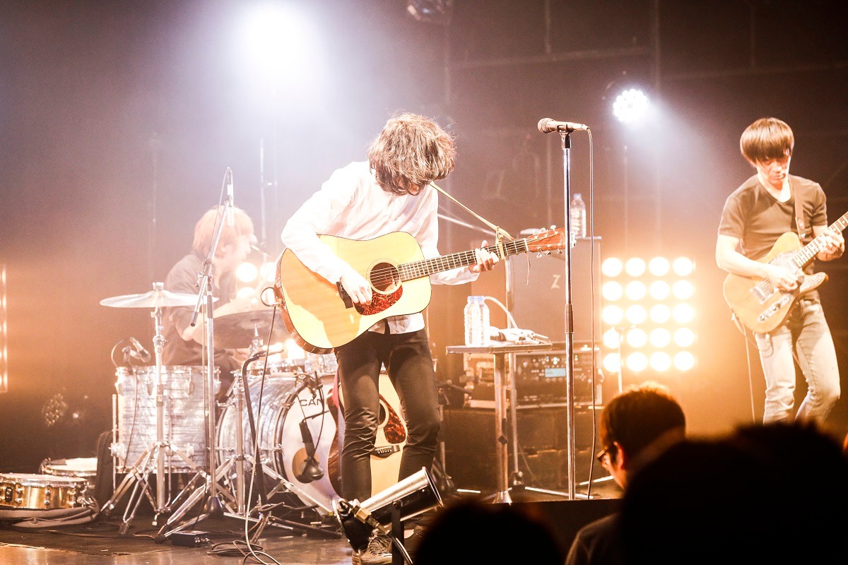 「石崎ひゅーい TOUR2017『アタラズモトオカラズ』」東京・LIQUIDROOM公演の様子。（Photo by kamiiisaka hajime）