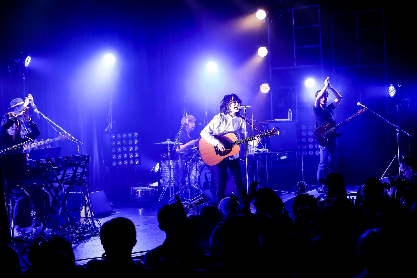 「石崎ひゅーい TOUR2017『アタラズモトオカラズ』」東京・LIQUIDROOM公演の様子。（Photo by kamiiisaka hajime）