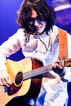 石崎ひゅーい（Photo by kamiiisaka hajime）