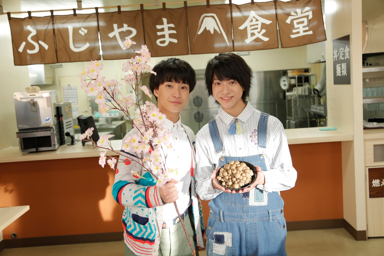 桜としめじを手に持つさくらしめじ。