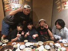 浜野謙太（中央）とSPECIAL OTHERS。