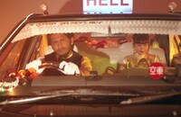 「地獄タクシー」ミュージックビデオのワンシーン。