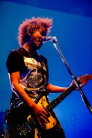 2016年6月9日にZepp DiverCity TOKYOにて開催された「SUGIZO vs INORAN PRESENTS BEST BOUT」の様子。