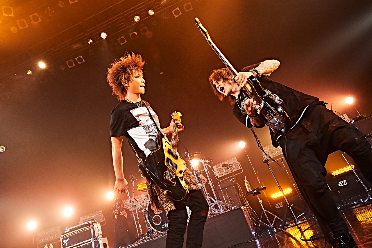 2016年6月9日にZepp DiverCity TOKYOにて開催された「SUGIZO vs INORAN PRESENTS BEST BOUT」の様子。