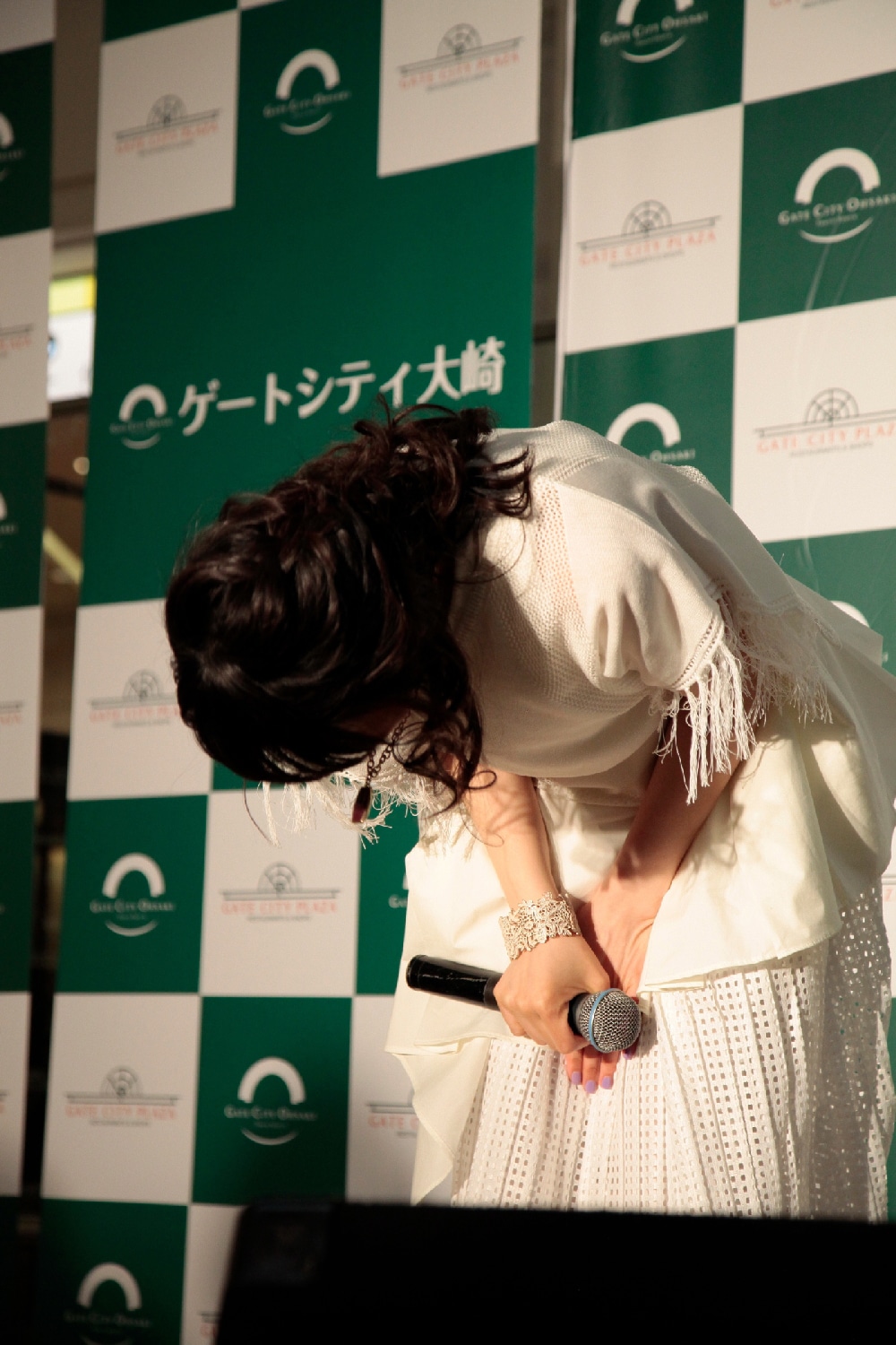 深々と頭を下げる中島愛。（撮影：田中伸二）