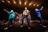 超特急（撮影：上山陽介）