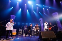 BIGMAMAと超特急のコラボの様子。（撮影：上山陽介）