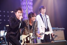 左からコーイチ（超特急）、金井政人（BIGMAMA）、タカシ（超特急）。（撮影：上山陽介）