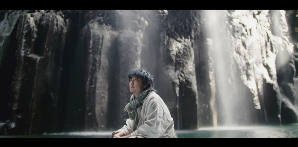 優しい表情の遊助、川の“流れ”に乗って真名井の滝へ