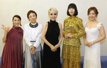 「中島みゆきリスペクトライブ2017『歌縁』」松本公演出演メンバー。左から一青窈、クミコ、研ナオコ、中村中、平原綾香。（写真提供：東北新社）