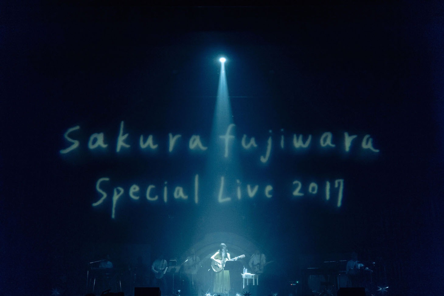 藤原さくら「藤原さくら Special Live2017」オープニングの様子。（撮影：田中聖太郎）
