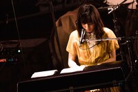 エレクトリックピアノを弾きながら「500マイル」を歌う藤原さくら。（撮影：田中聖太郎）