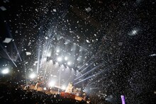 「和楽器バンド 大新年会2017 東京体育館 雪ノ宴」の様子。（写真提供：avex）
