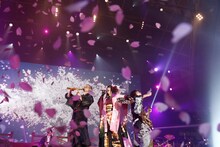 「和楽器バンド 大新年会2017 東京体育館 桜ノ宴」の様子。（写真提供：avex）