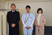 左から内藤剛志、K、沢口靖子。