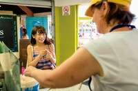 「秋元真夏ファースト写真集 真夏の気圧配置」より。（撮影：唐木貴央）