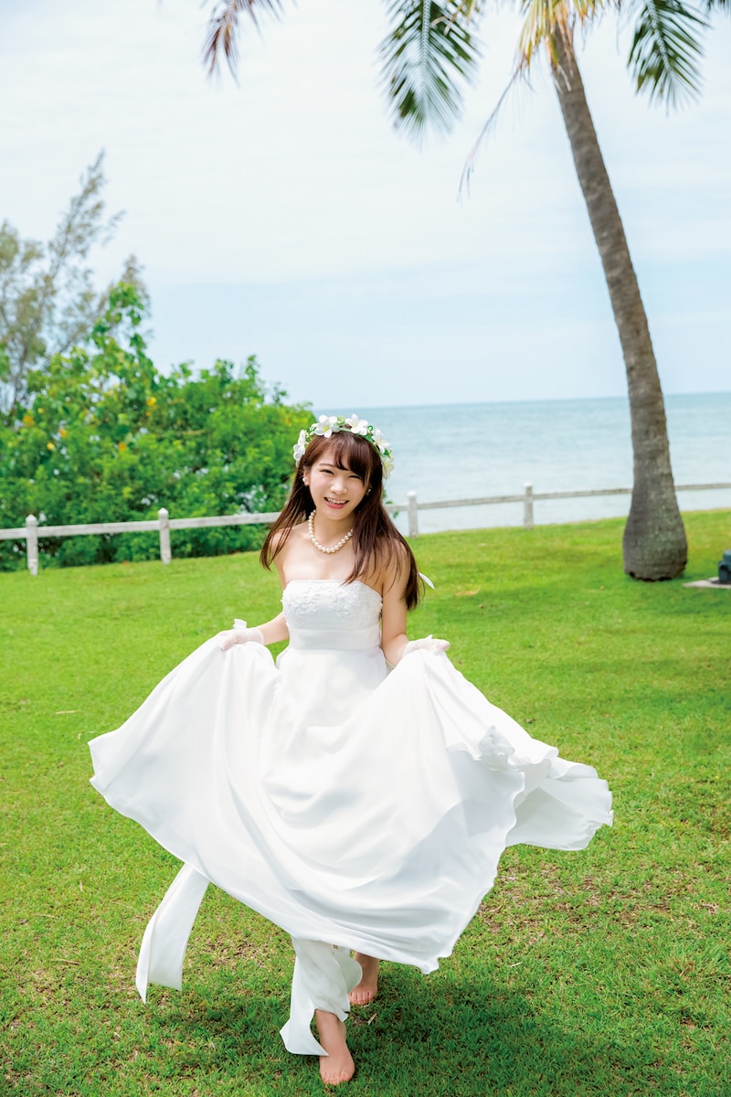 「秋元真夏ファースト写真集 真夏の気圧配置」掲載カット（撮影：唐木貴央）