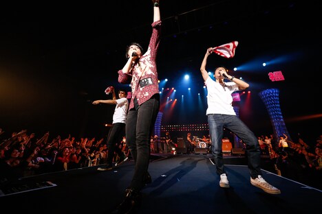 「サママ・フェスティバル！」でコラボレーションする大森元貴（Vo, G / Mrs. GREEN APPLE）とチュートリアル。