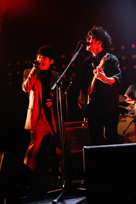 「Double Down」でコラボレーションするSKY-HI（左）と三原健司（Vo, G / フレデリック）。